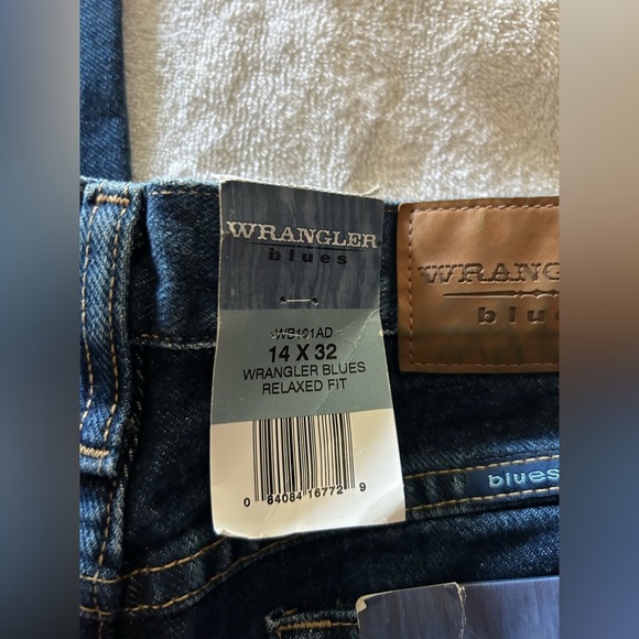 Women's Wrangler Capri with Floral Trim - Picture 5 of 6